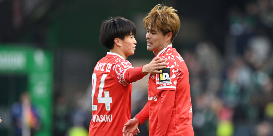 Kaishu Sano neben Sota Kawasaki beim Auswärtsspiel in Bremen.