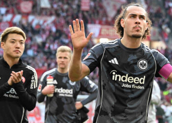 Arthur Theate hofft auf zwei Erfolge mit Eintracht Frankfurt.