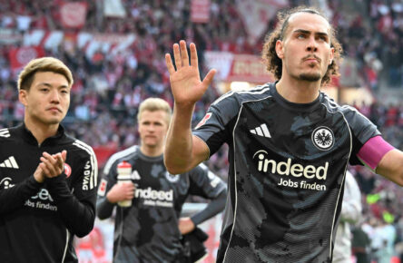 Arthur Theate hofft auf zwei Erfolge mit Eintracht Frankfurt.