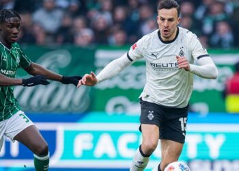 Transfergerüchte: Haris Tabakovic, hier mit Gladbach gegen Werder, soll in Wolfsburg auf dem Einkaufszettel stehen