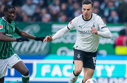 Transfergerüchte: Haris Tabakovic, hier mit Gladbach gegen Werder, soll in Wolfsburg auf dem Einkaufszettel stehen