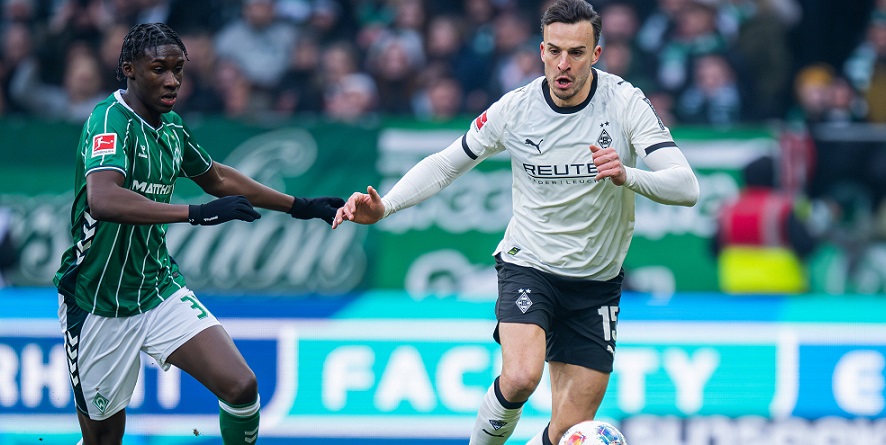 Transfergerüchte: Haris Tabakovic, hier mit Gladbach gegen Werder, soll in Wolfsburg auf dem Einkaufszettel stehen
