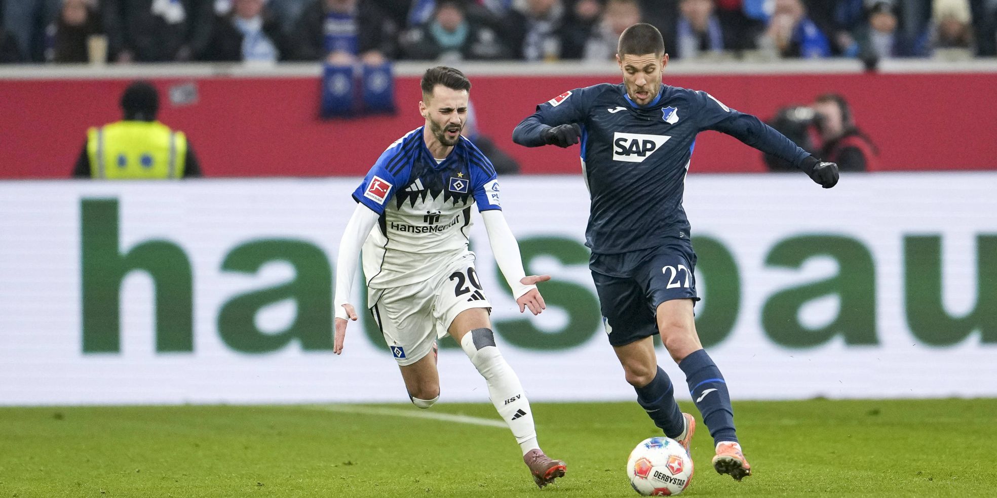 Andrej Kramaric von der TSG Hoffenheim und Fabio Vieira vom HSV
