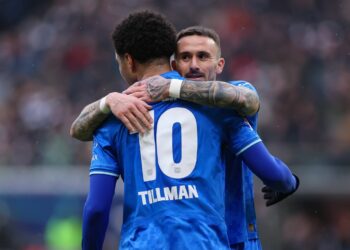 Malik Tillman und Aleix Garcia von Bayer Leverkusen