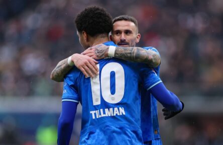 Malik Tillman und Aleix Garcia von Bayer Leverkusen