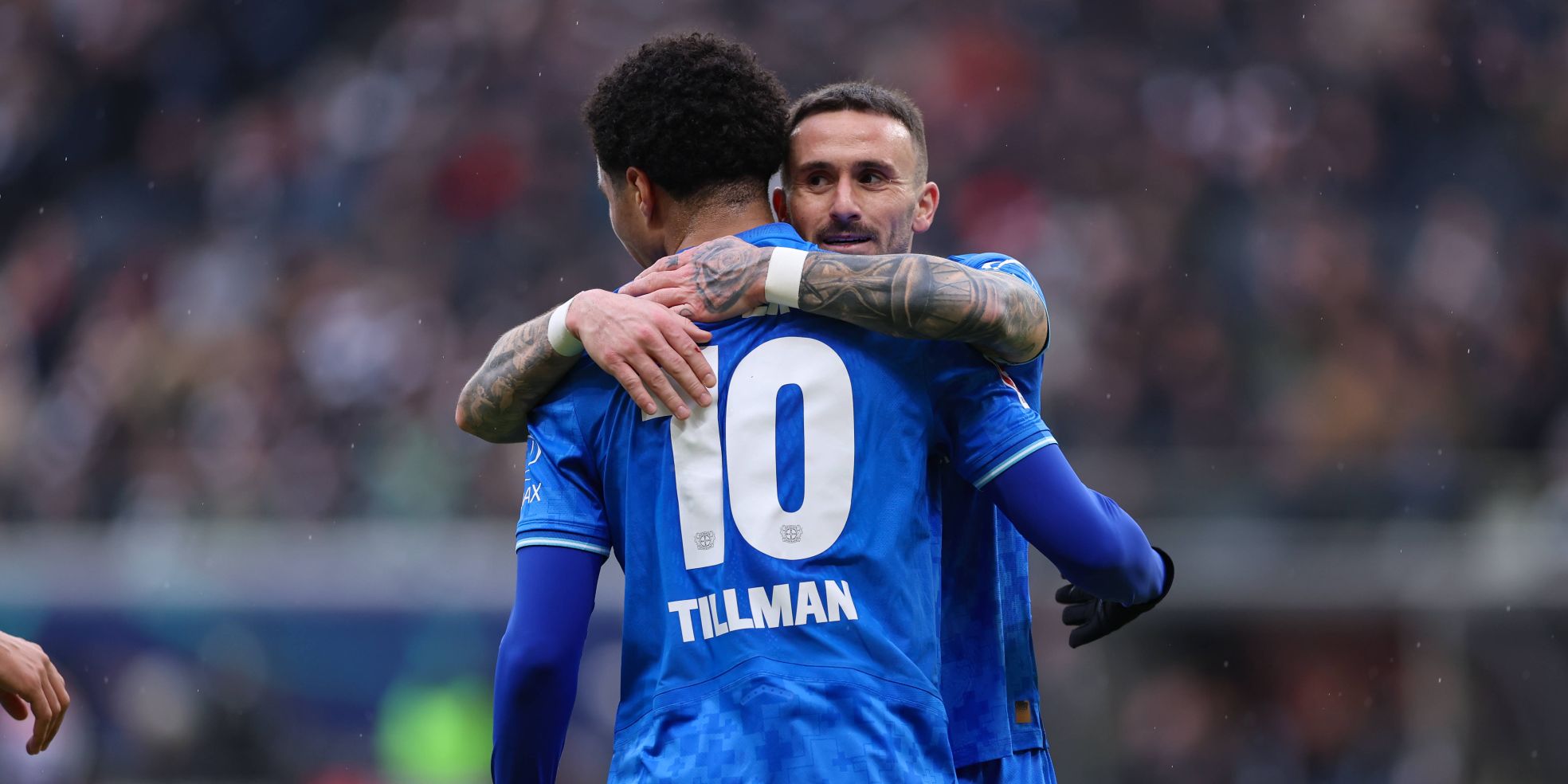 Malik Tillman und Aleix Garcia von Bayer Leverkusen