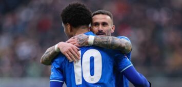 Malik Tillman und Aleix Garcia von Bayer Leverkusen