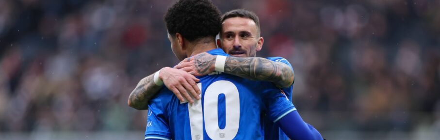 Malik Tillman und Aleix Garcia von Bayer Leverkusen