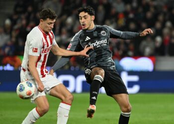 Eric Martel vom 1. FC Köln und Fares Chaibi von Eintracht Frankfurt