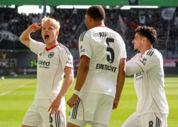 Oscar Hojlund bejubelt seinen Treffer in Wolfsburg.