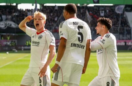 Oscar Hojlund bejubelt seinen Treffer in Wolfsburg.