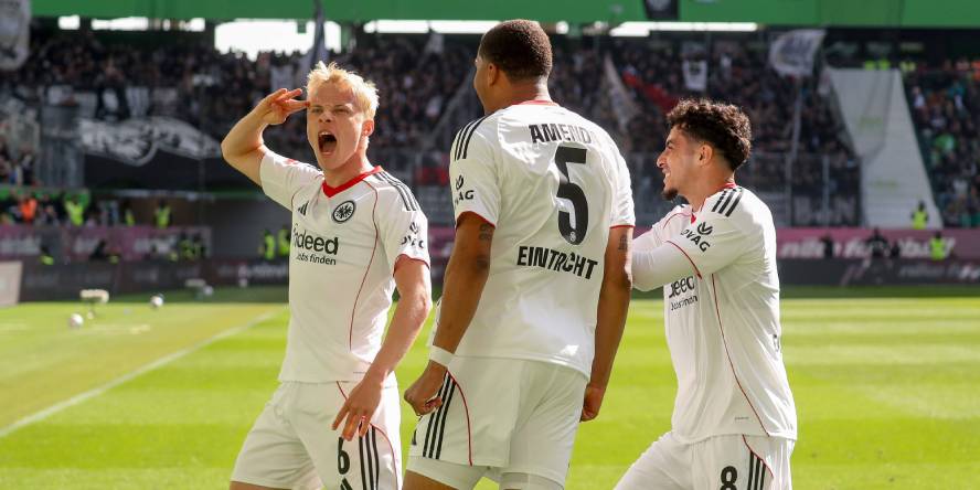 Oscar Hojlund bejubelt seinen Treffer in Wolfsburg.