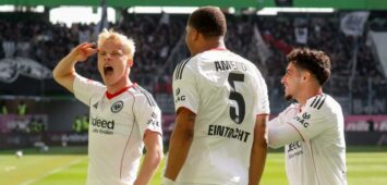 Oscar Hojlund bejubelt seinen Treffer in Wolfsburg.