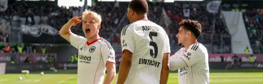 Oscar Hojlund bejubelt seinen Treffer in Wolfsburg.