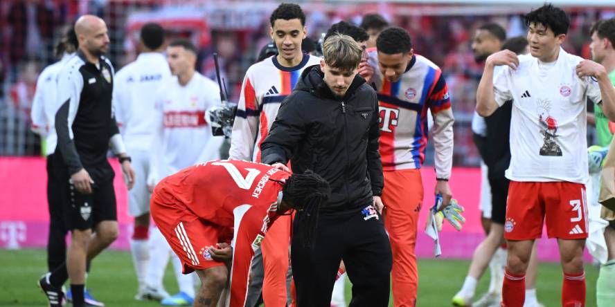 Lennart Karl nach dem Sieg gegen Stuttgart auf dem Rasen der Allianz Arena.