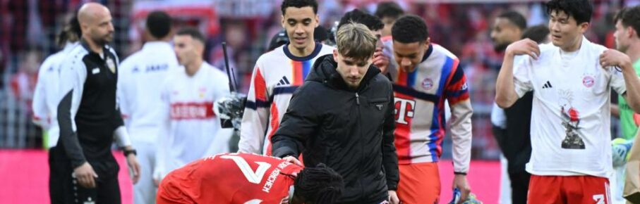 Lennart Karl nach dem Sieg gegen Stuttgart auf dem Rasen der Allianz Arena.