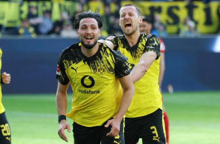 Ramy Bensebaini und Waldemar Anton vom BVB