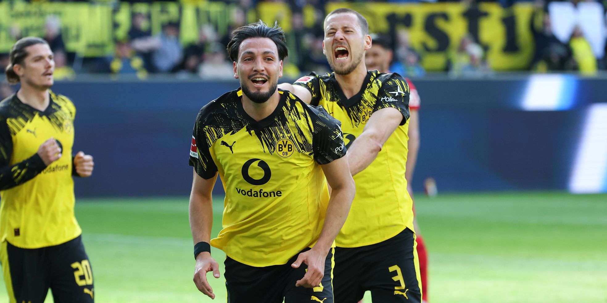 Ramy Bensebaini und Waldemar Anton vom BVB