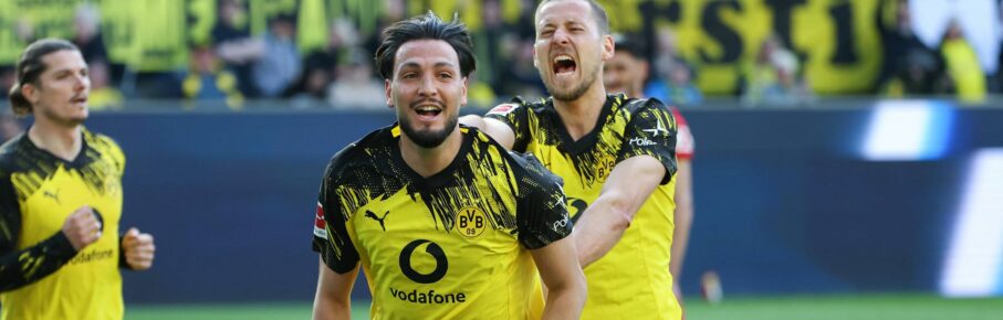 Ramy Bensebaini und Waldemar Anton vom BVB