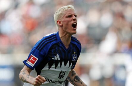 Albert Grönbaek vom HSV trifft