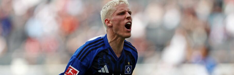 Albert Grönbaek vom HSV trifft