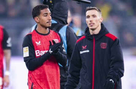 Arthur und Alejandro Grimaldo von Bayer Leverkusen