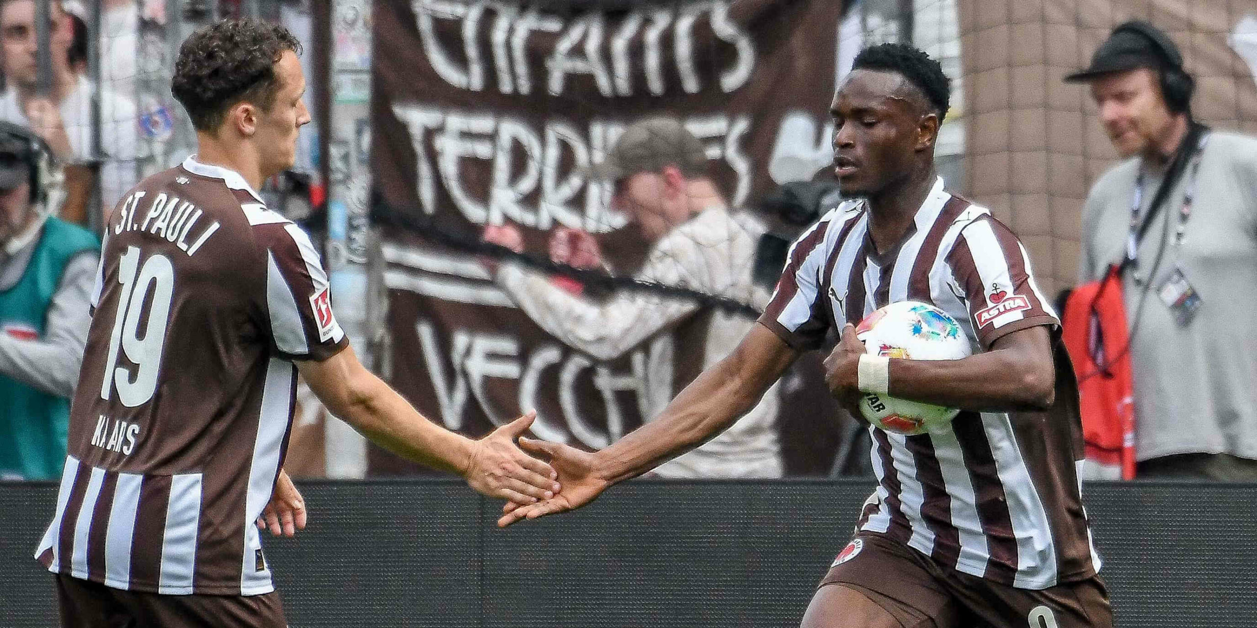 Abdoulie Ceesay freut sich über sein erstes Tor für den FC St. Pauli.