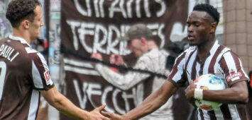 1:2 durch Abdoulie Ceesay der klatscht mit Kaars Martijn  Pauli  ab Deutschland , Hamburg , Millerntorstadion , Fussball , 1. Bundesliga , FC St Pauli - FSV Mainz *** 1 2 by Abdoulie Ceesay who claps with Kaars Martijn Pauli Germany , Hamburg , Millerntorstadion , Football , 1 Bundesliga , FC St Pauli FSV Mainz