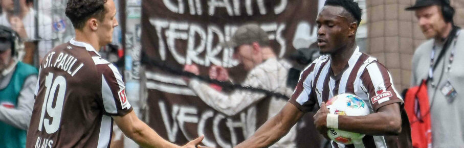 1:2 durch Abdoulie Ceesay der klatscht mit Kaars Martijn  Pauli  ab Deutschland , Hamburg , Millerntorstadion , Fussball , 1. Bundesliga , FC St Pauli - FSV Mainz *** 1 2 by Abdoulie Ceesay who claps with Kaars Martijn Pauli Germany , Hamburg , Millerntorstadion , Football , 1 Bundesliga , FC St Pauli FSV Mainz