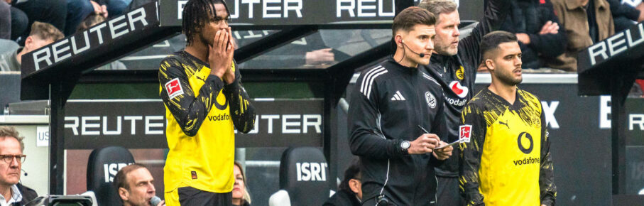 Deutschland: Bundesliga 2025/2026 Borussia Mönchengladbach vs. Borussia Dortmund 32. Spieltag Sonntag, 03.05.2026 Borussia-Park Nordrhein-Westfalen Carney Chukwuemeka Borussia Dortmund, 17 Einwechslung / neu im Spiel Yan Couto Borussia Dortmund, 2 *** Germany Bundesliga 2025 2026 Borussia Mönchengladbach vs Borussia Dortmund Matchday 32 Sunday, 03 05 2026 Borussia Park Nordrhein Westfalen Carney Chukwuemeka Borussia Dortmund, 17 Substitution new in the match Yan Couto Borussia Dortmund, 2 Copyright: xCelinaxLeiersx