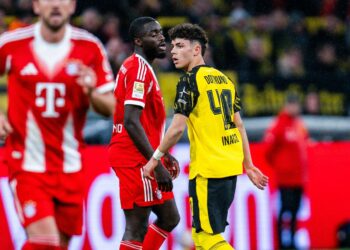 Dayot Upamecano vom FC Bayern und Samuele Inacio vom BVB