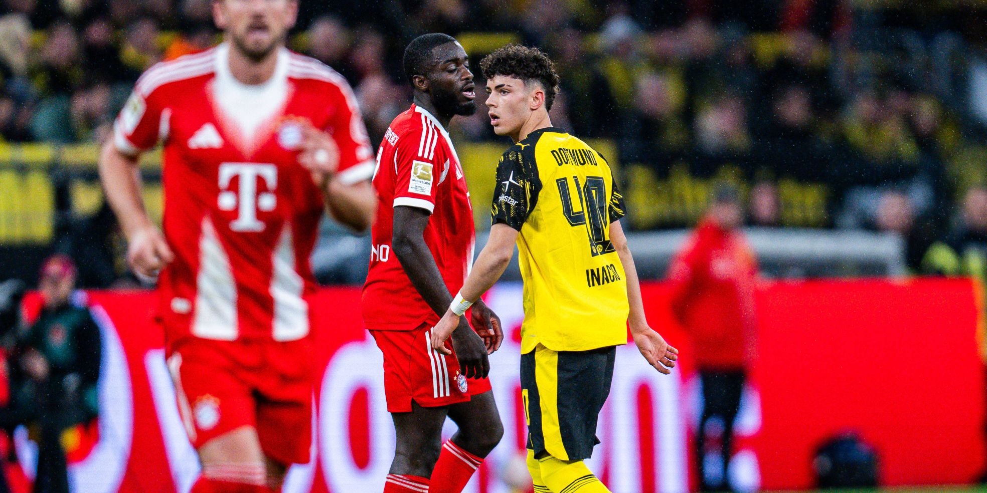 Dayot Upamecano vom FC Bayern und Samuele Inacio vom BVB