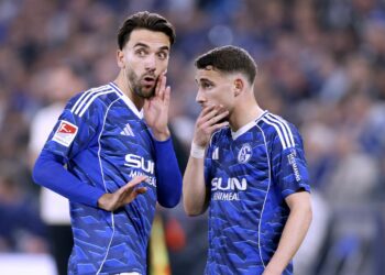 Kenan Karaman und Adil Aouchiche vom FC Schalke 04