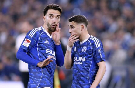 Kenan Karaman und Adil Aouchiche vom FC Schalke 04