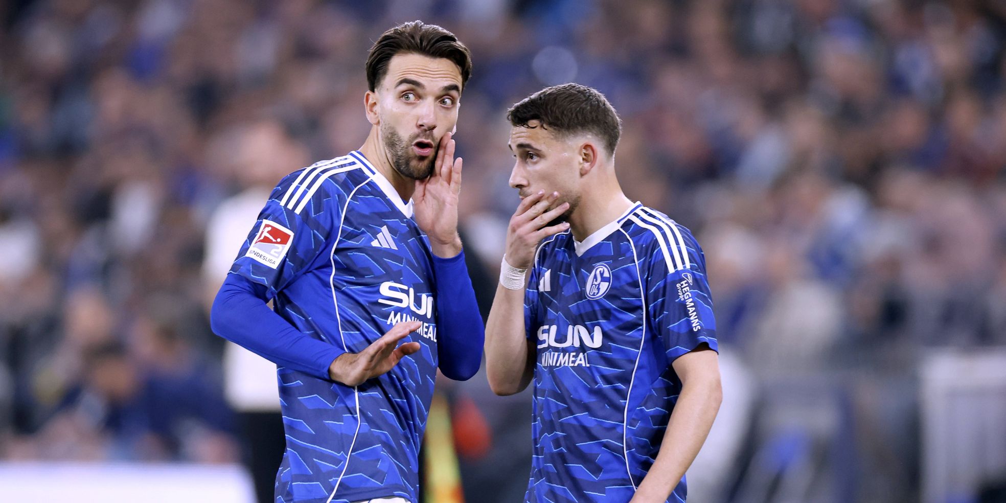 Kenan Karaman und Adil Aouchiche vom FC Schalke 04