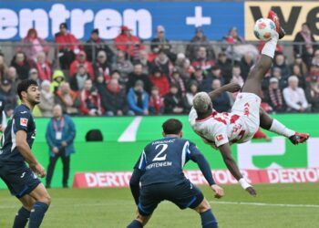 Ragnar Ache vom 1. FC Köln mit einem spektakulären Fallrückzieher
