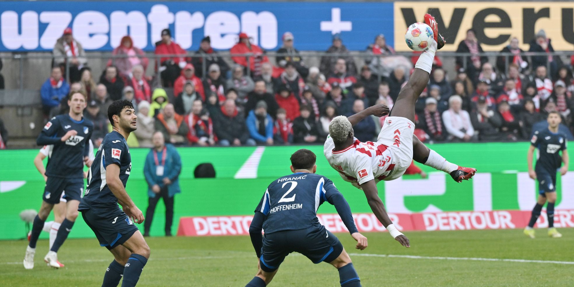 Ragnar Ache vom 1. FC Köln mit einem spektakulären Fallrückzieher