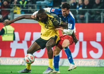Serhou Guirassy vom BVB im Duell mit Nicolas Capaldo vom HSV