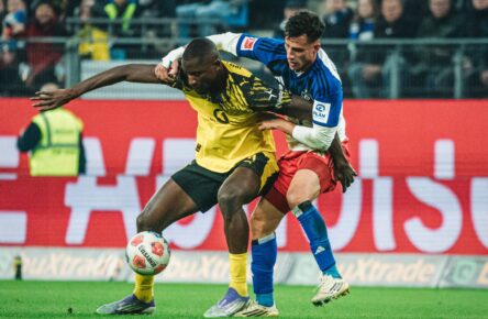 Serhou Guirassy vom BVB im Duell mit Nicolas Capaldo vom HSV