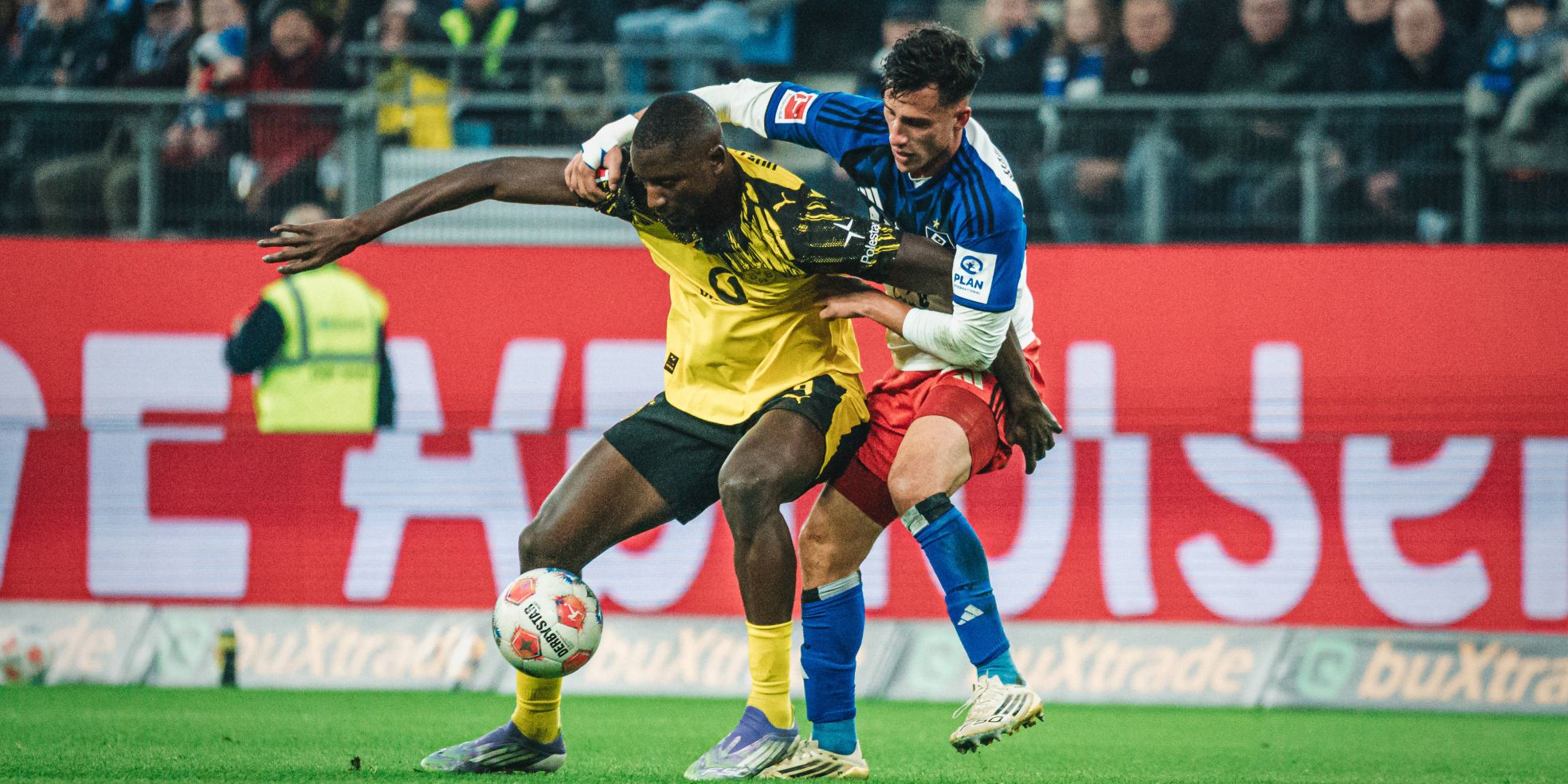 Serhou Guirassy vom BVB im Duell mit Nicolas Capaldo vom HSV