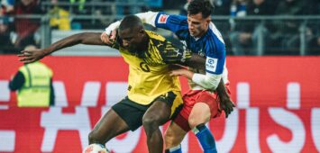 Serhou Guirassy vom BVB im Duell mit Nicolas Capaldo vom HSV