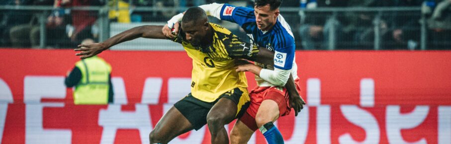 Serhou Guirassy vom BVB im Duell mit Nicolas Capaldo vom HSV