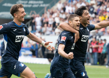 Ozan Kabak (r.) und die TSG Hoffenheim glauben an die Champions-League-Qualifikation.