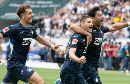 Ozan Kabak (r.) und die TSG Hoffenheim glauben an die Champions-League-Qualifikation.