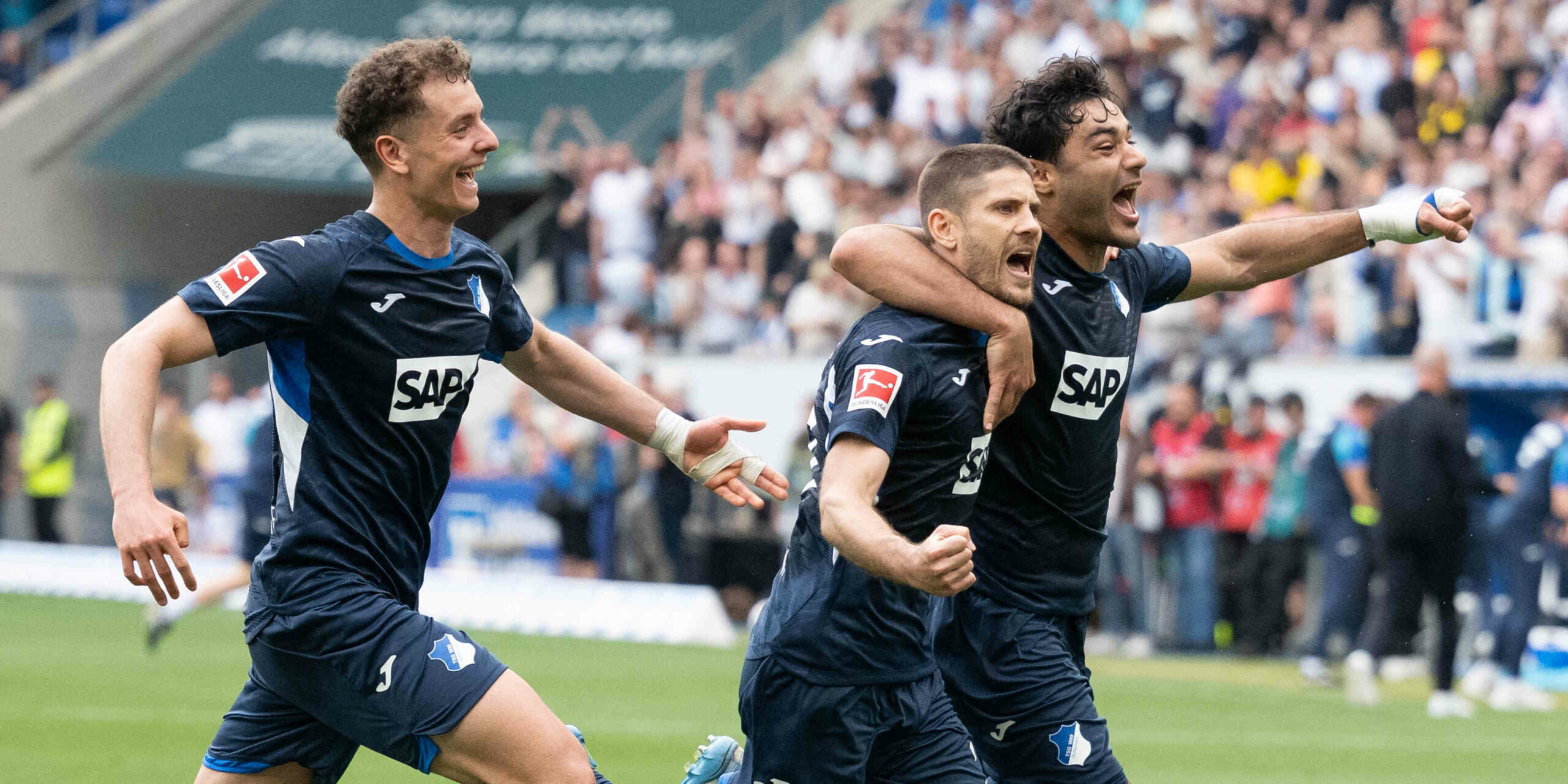 Ozan Kabak (r.) und die TSG Hoffenheim glauben an die Champions-League-Qualifikation.