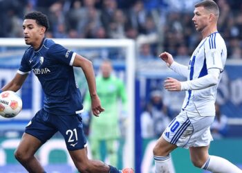 Francis Onyeka, hier für Bochum gegen Edin Dzeko von Schalke 04, wechselt zur SV Elversberg