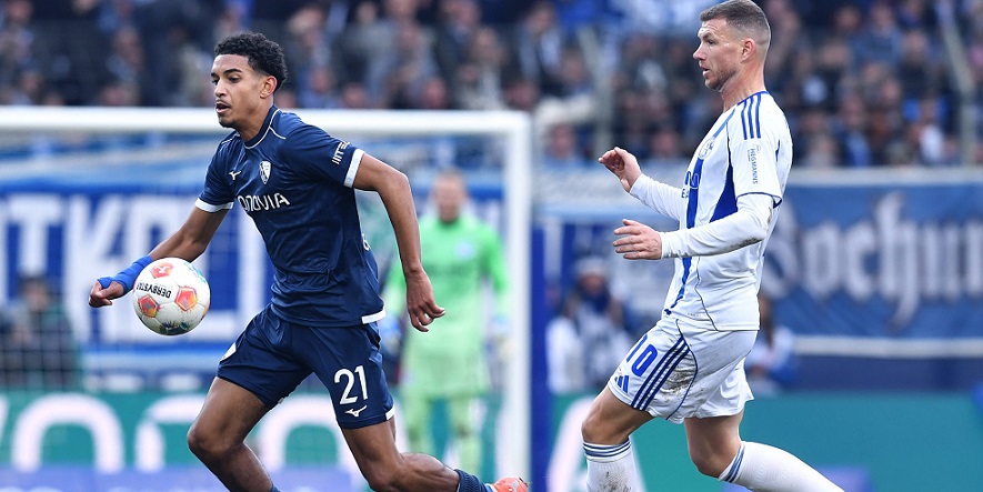 Francis Onyeka, hier für Bochum gegen Edin Dzeko von Schalke 04, wechselt zur SV Elversberg