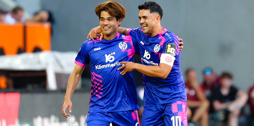 Transfergerüchte: Kaishu Sano von Mainz 05, hier an der Seite von Nadiem Amiri, soll beim Liverpool FC auf dem Zettel stehen