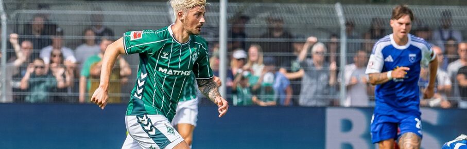 GER, Kickers Emden vs SV Werder Bremen / 19.07.2025, Ostfriesland-Stadion, Emden, GER, Kickers Emden vs SV Werder Bremen im Bild: Dawid Kownacki WerderË½BremenË½ 18 Einzelaktion, Ganzkörper / Ganzkoerper Ball am Fuss, *** GER, Kickers Emden vs SV Werder Bremen 19 07 2025, Ostfriesland Stadion, Emden, GER, Kickers Emden vs SV Werder Bremen in picture Dawid Kownacki WerderË½BremenË½ 18 single action, full body whole body ball on foot, nordphotoxGmbHxx/xKokenge nph00001