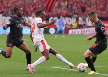 Alejandro Grimaldo von Bayer Leverkusen und Yan Diomande von RB Leipzig könnten die Bundesliga verlassen
